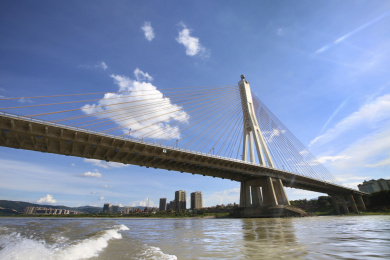 中国云南省景洪市澜沧江外滩西双版纳大桥建筑