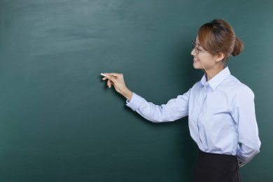 黑板前讲课的年轻女老师