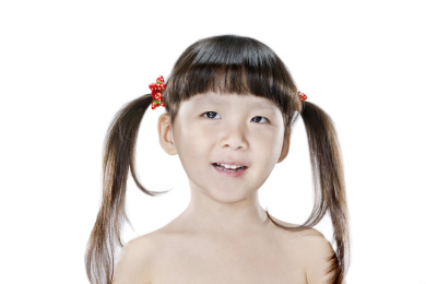 穿绿衣服扎辫子的小女孩