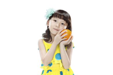 手拿橙子的可爱小女孩