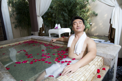 中年男人泡温泉 中国