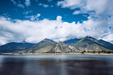 高原上山峰和湖泊