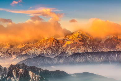 中国四川甘孜州贡嘎山日出风光