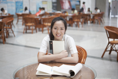 图书馆学习的女生