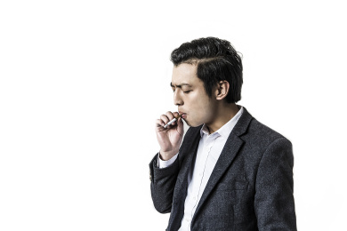 吸烟的西装男子