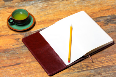 办公桌上的笔记本和茶