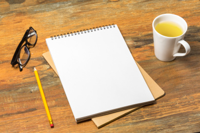 办公桌上的笔记本和茶