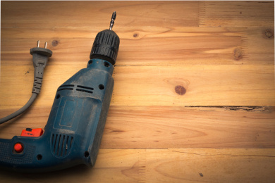 木桌上的电钻 背景