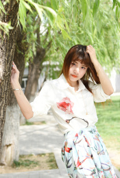 女孩在校园的树下