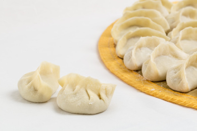 托盘上的生饺子
