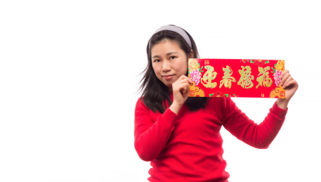 中国女孩手拿春联横批