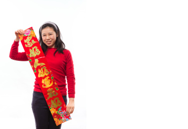 中国女孩手拿春联