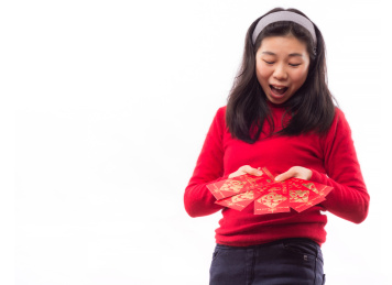 中国女孩手拿红包