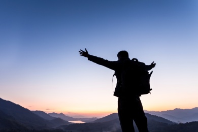 男子站在他的手臂敞开山