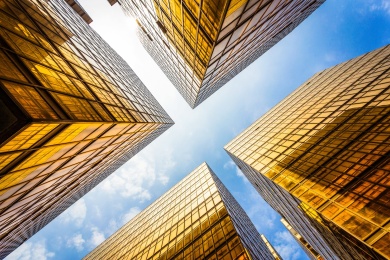 现代摩天楼的外观和天空现代城市的低角度视图