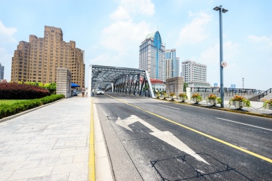 现代都市的柏油马路与高楼大厦为背景