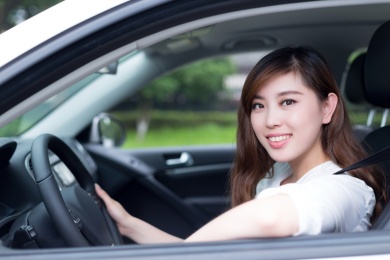 年轻漂亮的亚洲女人驾车