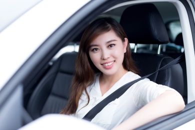 亚洲美丽的女人驾车肖像