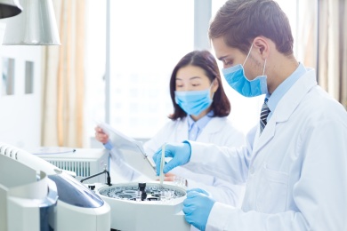 人在做实验室医学实验