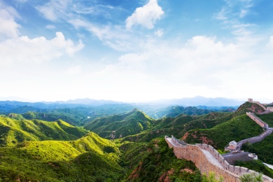 日落时阳光下长城