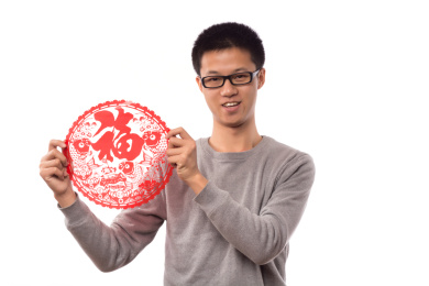 拿着对联的男孩