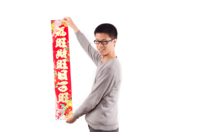 拿着对联的男孩