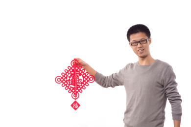 拿着春字挂饰的男孩