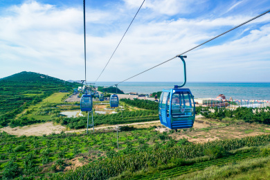 青岛崂山风景区海面蓝天索道