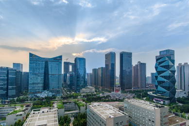 朝霞中成都市政府办公楼与招商大魔方