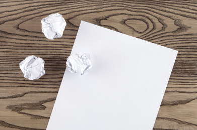 白纸和揉皱的纸团 白纸