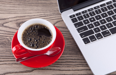 电脑旁的热咖啡