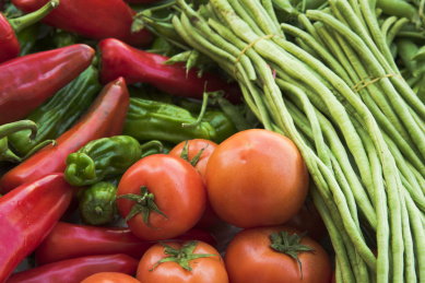 新鲜菜场蔬菜水果辣椒堆满俯拍