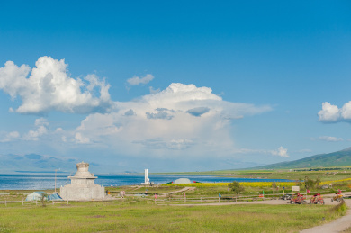云朵下的青海湖二郎剑景区
