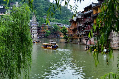 中国 湖南 湘西 凤凰古城 少数民族 土家族 苗族 吊脚楼 白天 塔 宝塔 游船 青山绿水
