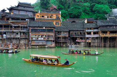 中国 湖南 湘西 凤凰古城 少数民族 土家族 苗族 吊脚楼 白天 游船 青山绿水