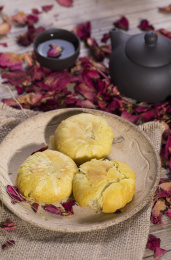 中国特色小吃玫瑰月饼