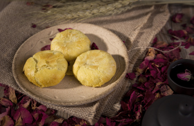 中国特色小吃玫瑰月饼