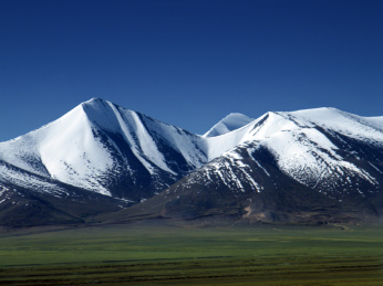 中国青海省唐古拉山脉雪峰自然景观