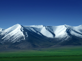 中国青海省唐古拉山脉雪峰自然景观