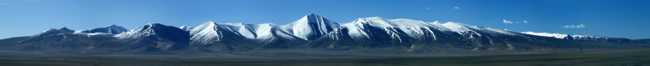 中国青海省唐古拉山脉雪峰自然景观
