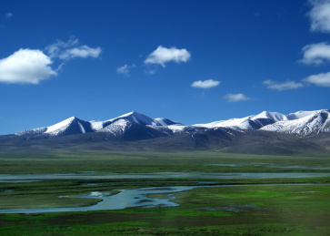 中国青海省唐古拉山脉雪峰自然景观