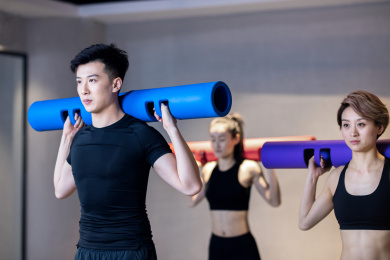 健身房男教练带领学员训练
