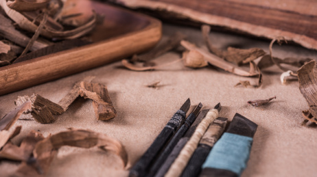 刻刀及木削，graver and splinter close-up