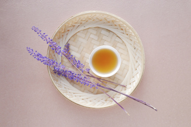 红茶和紫色花束