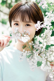 一位年轻女孩在花下