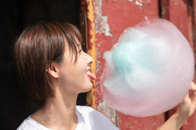 一位女孩手拿棉花糖