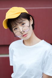 戴眼镜的女孩