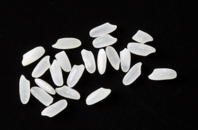 大米颗粒的特写，在黑色背景上