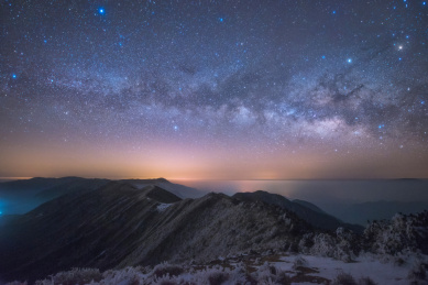 杭州临安太子尖初升的银河