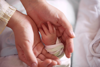 爱和家庭的概念.母亲和婴儿的特写镜头